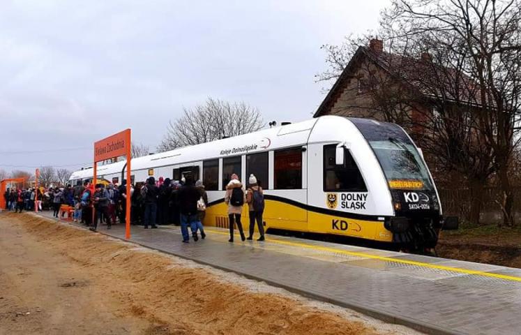 Od 15 grudnia mieszkańcy Bielawy mogą pociągiem dojechać do Legnicy i Wrocławia. Kolej powraca do miasta po 42 latach. Koleje Dolnośląskie przygotowały specjalną ofertę dla pasażerów, dzięki której bilet „tam i z powrotem” z Bielawy do stolicy Dolnego Śląska będzie kosztował zaledwie 10 zł.