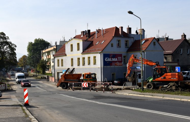 To już ten etap inwestycji prowadzonej na drodze wojewódzkiej, który wymaga jej całkowitego zamknięcia. Prosimy zwracać szczególną uwagę na tymczasowe oznakowanie organizacji ruchu. Którędy poprowadzą nas objazdy?