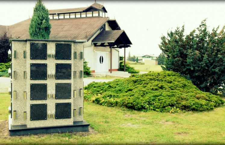 Pierwsze takie miejsce pochówku na dzierżoniowskim cmentarzu komunalnym usytuowane jest nieopodal kaplicy cmentarza  i ma 32 nisze na urny z prochami. 