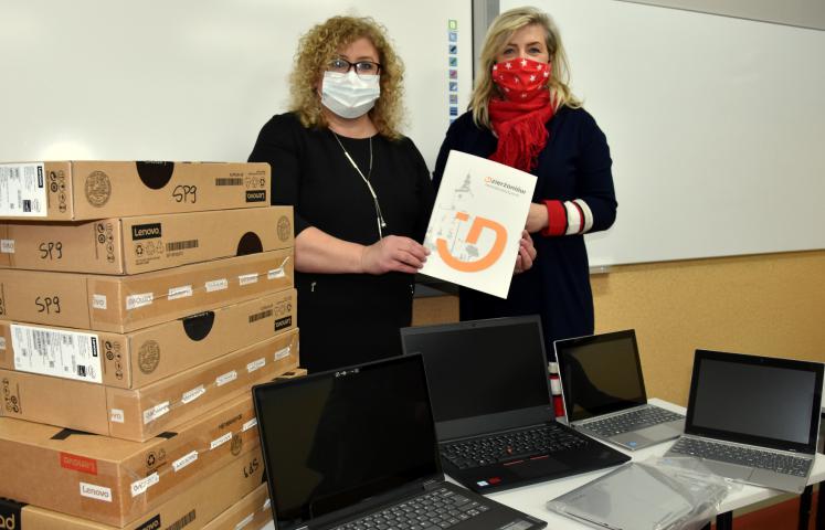37 laptopów, które Dzierżoniów otrzymał w ramach programu „Zdalna szkoła” trafi  w tym tygodniu do uczniów. Miasto aplikuje o następne unijne i krajowe środki na zakup komputerów umożliwiających zdalną naukę. 