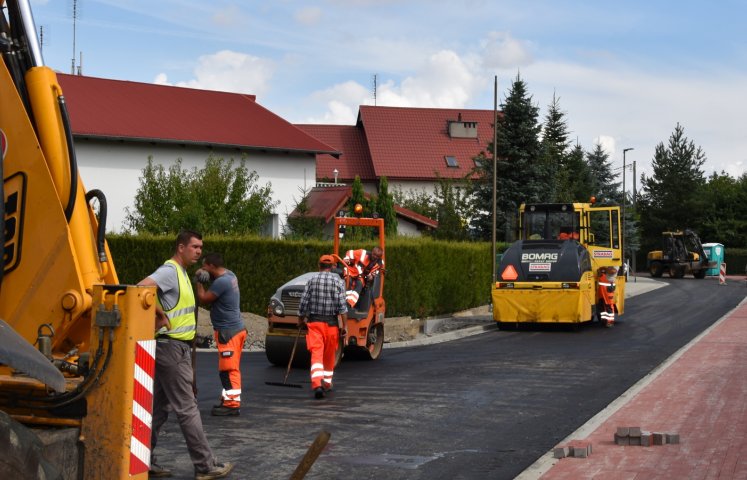 Do południa trwały jeszcze ostatnie prace porządkowe, ale od dziś możemy już jeździć ul. Kruczkowskiego. Nowa organizacja ruchu to spore ułatwienie dla mieszkańców południowo-wschodniej części Dzierżoniowa, w której wciąż trwają prace drogowe.