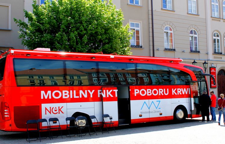 Uwaga, w ten piątek krwiobus nie zawita na dzierżoniowski rynek z powodu braku lekarza. Ale wszystkich zainteresowanych oddaniem krwi Regionalne Centrum Krwiodawstwa i Krwiolecznictwa w Wałbrzychu zaprasza już za tydzień.