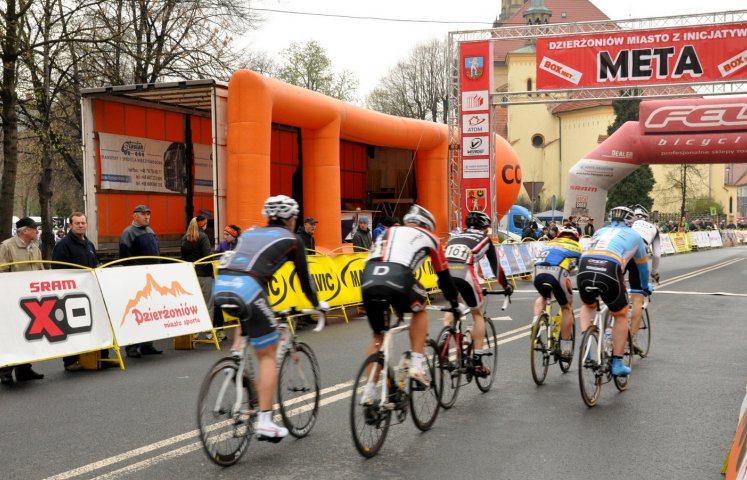 Sobotni wyścig ulicami Dzierżoniowa na dobre rozpocznie sezon kolarski w Polsce. Na czas zawodów kilka dróg w centrum miasta będzie czasowo wyłączonych z ruchu.