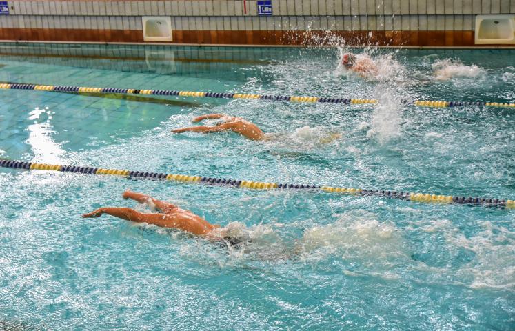 Ośrodek Sportu i Rekreacji w Dzierżoniowie oraz Szkółka Pływacka Delfinek zapraszają na kurs nauki pływania.