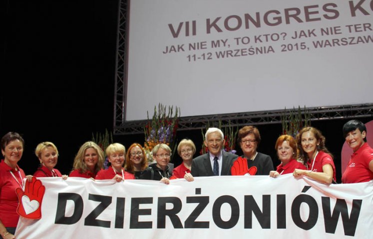 Dzierżoniowianki z premierem Buzkiem i flagą Dzierżoniowa