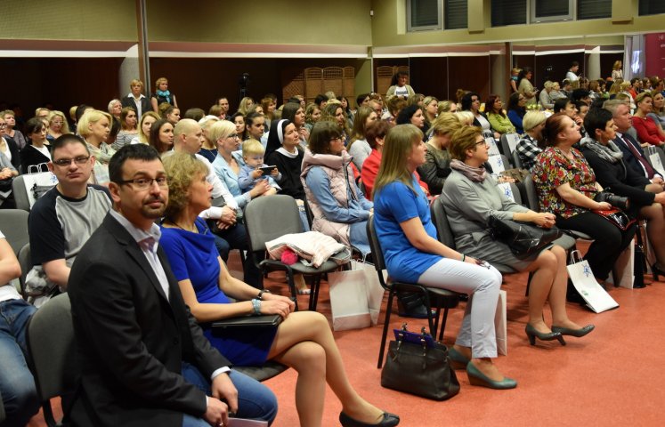 Stowarzyszenie POMOST i Specjalny Ośrodek Szkolno-Wychowawczy w Dzierżoniowie zorganizowały dziś konferencję uświadamiającą problemy, z jakim zmagają się żyjący wśród nas mieszkańcy dotknięci autyzmem. 