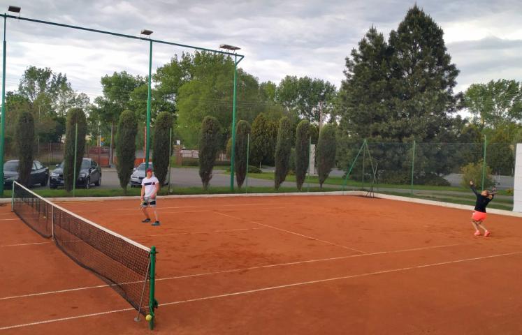 W sobotę zagrały miksty, a w niedzielę - pary deblowe.W dniach 30-31 maja na kortach Ośrodka Sportu i Rekreacji w Dzierżoniowie odbył się Turniej Tenisa Ziemnego MARCONI CUP. 
