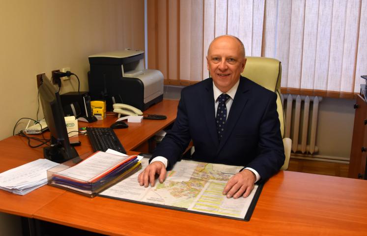 Mariusz Furgała przed objęciem stanowiska komendanta przez blisko 30 lat był oficerem policji, pełniąc m.in. funkcję zastępcy komendanta bielawskiego komisariatu. Od urodzenia jest mieszkańcem Dzierżoniowa, pasjonuje się sportem, zwierzętami i turystyką.
