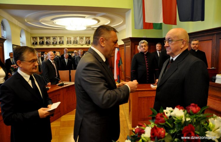 Krzyż Wolności i Solidarności otrzymał podczas dzisiejszej ostatniej sesji Rady Miejskiej Dzierżoniowa VI kadencji Mateusz Cegiełka. Odznaczenie państwowe nadane przez Prezydenta Rzeczypospolitej Polskiej Bronisława Komorowskiego wręczył wojewoda dolnośląski Tomasz Smolarz i senator RP Stanisław Jurcewicz.