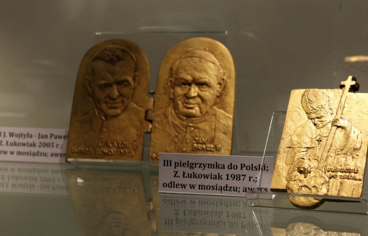 Medalom autorstwa uzdolnionych polskich artystów z okazji pontyfikatu Papieża Polaka św. Jana Pawła II poświęcona jest nowa wystawa czasowa w Muzeum Miejskim. Wernisaż ekspozycji „Habemus Papam w polskiej sztuce medalierskiej” odbył się 29 marca. Można ją oglądać do 11 czerwca.
