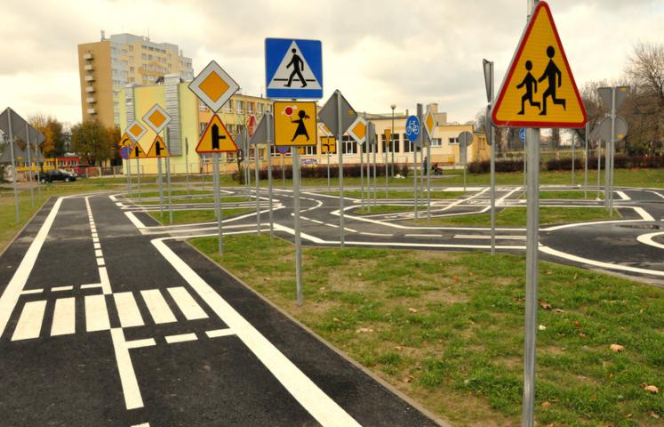 Z myślą o bezpieczeństwie i edukacji najmłodszych Dzierżoniów wybudował pierwsze w powiecie miasteczko ruchu drogowego. Obiekt służący zabawie i umożliwiający naukę zasad obowiązujących na drogach powstał na terenie parku, pomiędzy osiedlami 