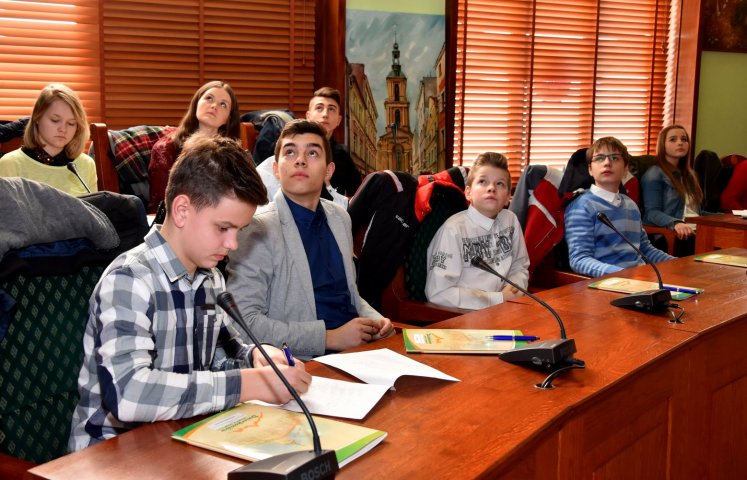 Wybrani przez uczniów młodzieżowi radni już w poniedziałek podejmą pierwsze decyzje. W przygotowaniu i przeprowadzeniu sesji pomagali przewodniczący Rady Miejskiej Mirosław Piorun i wiceprzewodniczący Jarosław Rudnicki. 