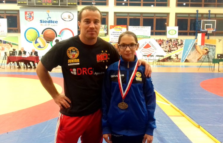 165 zawodniczek z 57 klubów z Polski wzięło udział w Mistrzostwach Polski Młodziczek w Zapasach w Siedlcach. Brązowy medal w kat. 34 kg zdobyła tam w dniach 4-5 listopada zawodniczka MULK Junior Dzierżoniów Nikola Wasilewska.