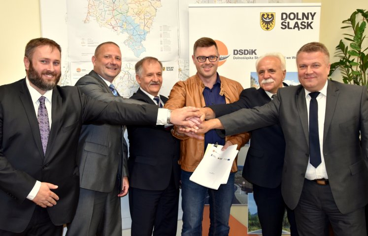 Rozpoczyna się pierwszy etap budowy obwodnicy Dzierżoniowa. Dziś w Urzędzie Marszałkowskim podpisano umowę z jej wykonawcą.