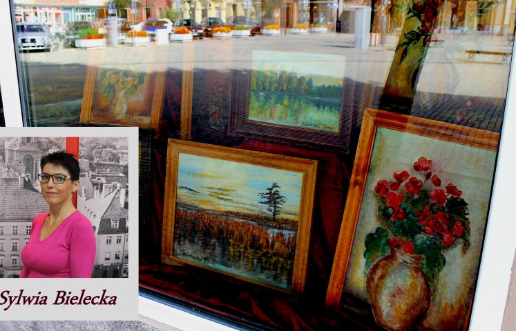 Zdjęcie Sylwii Bieleckiej na tle jej obrazów w "Oknie artystycznym"