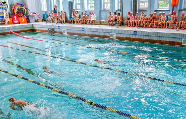 Jak pływają dzierżoniowskie przedszkolaki? Okazja do sprawdzenia swoich umiejętności pływackich najmłodszych mieszkańców miasta będzie w najbliższą niedzielę, 3 czerwca, o godzinie 10.00 na basenie krytym w Dzierżoniowie.