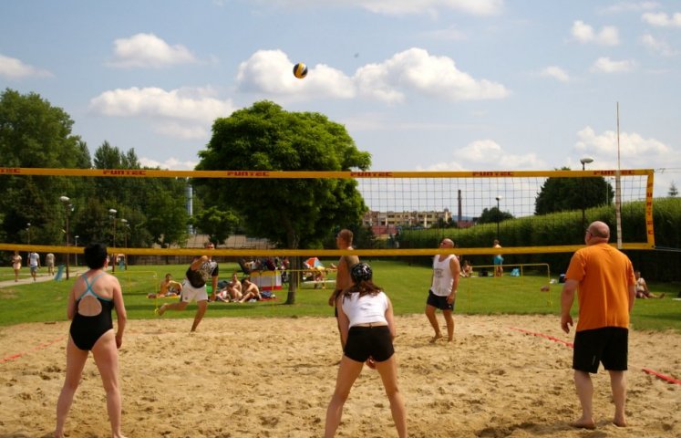 Dzierżoniów: Cztery zespoły wzięły udział w turnieju inaugurującym Grand Prix w Siatkówce Plażowej LATO 2014.