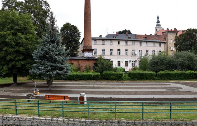 Kolejna tegoroczna inwestycja Dzierżoniowa związana z estetyką i zielenią miejską wykonywana jest za rzeką Piławą, wzdłuż ul. Kopernika. 
