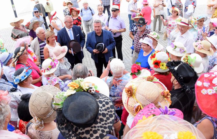 Coroczna parada kapeluszy powoli staje się symbolem współpracy seniorów Dzierżoniowa i Kluczborka. Emeryci znów zachwycili, gdy barwnym korowodem spacerowi po dzierżoniowskiej starówce wspólnie z przyjaciółmi z Kluczborka.