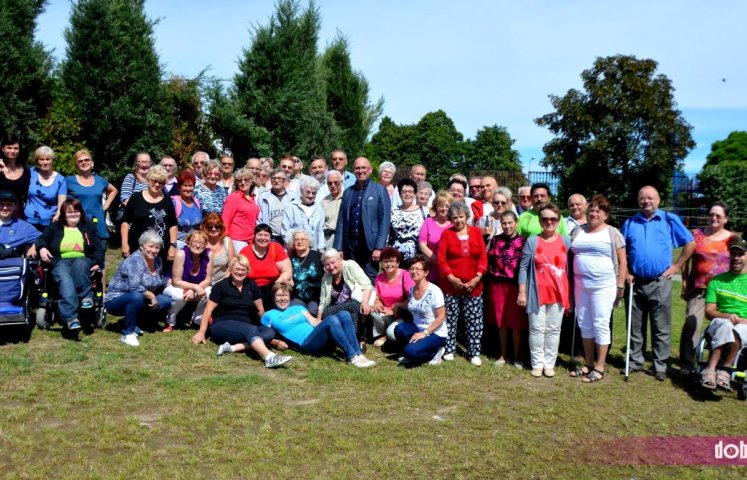 Fot: Doba.pl Na terenie Ośrodka Sportu i Rekreacji spotkali się dziś członkowie i sympatycy dzierżoniowskiego oddziału Polskiego Związku Niewidomych.