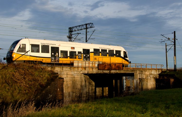 Zmianom ulegnie od 18 kwietnia rozkład jazdy pociągów Kolei Dolnośląskich kursujących na trasie Dzierżoniów - Strzegom – Legnica. Przyczyną jest remont mostu kolejowego pomiędzy Stanowicami a Strzegomiem, na którym ze względu na stan techniczny obowiązuje dziś ograniczenie prędkości do 20 km/h.