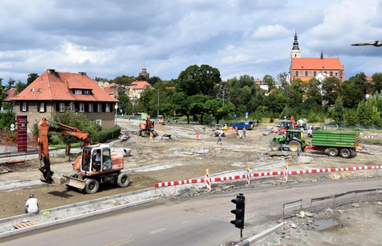 To dla nas - kierowców i pieszych - najtrudniejsza tegoroczna inwestycja drogowa. Dojazdy do największego ronda w Dzierżoniowie już prawie gotowe. Najbardziej uciążliwe utrudnienia zakończą się w najbliższych tygodniach. To fakt, że w godzinach wzmożonego ruchu bywa momentami ciężko, ale już niebawem pojedziemy nową i bezpieczniejszą drogą.