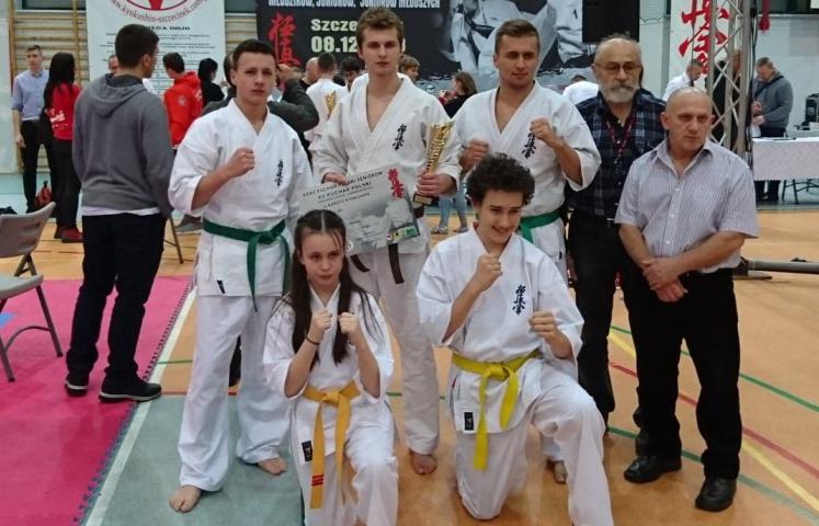 Srebrny medal zdobył zawodnik dzierżoniowskiego Klubu Karate Kyokushin podczas XXXV Pucharu Polski Seniorów oraz XV Puchar Młodzików, Juniorów oraz Juniorów Młodszych w Szczecinku. Dobrze zaprezentowali się również jego klubowi koledzy.