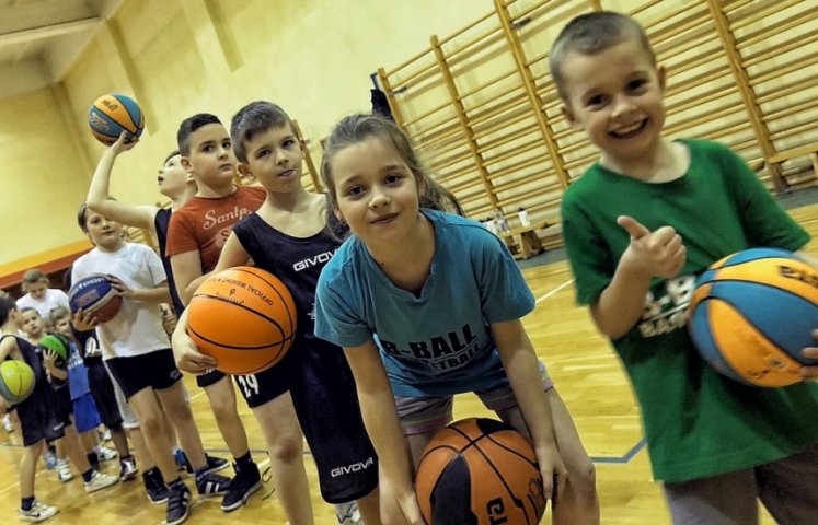 Dzierżoniowskie Stowarzyszenie Przyjaciół Koszykówki działa już od 6 lat. W tym czasie jego członkowie skutecznie zarażają swoją pasją innych. Mieliśmy okazje uczestniczyć z kamerą w treningu najmłodszych sportowców, a o działaniu stowarzyszenia opowiedział nam jego prezes Maciej Woźniak, który z koszykówka związany jest można powiedzieć od zawsze.