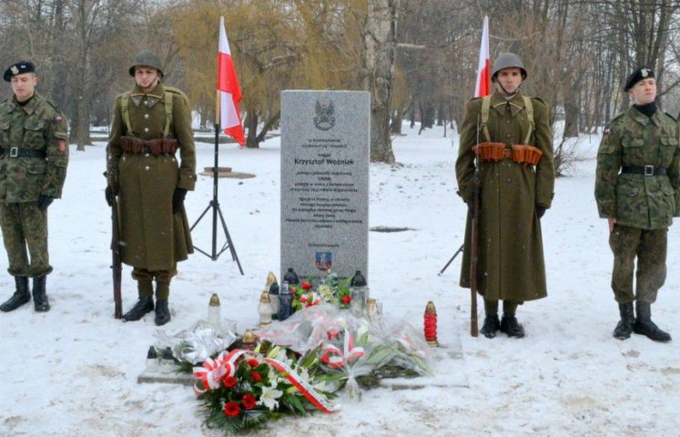 W sobotę, w trzecią rocznicę śmierci mjr Krzysztofa Woźniaka, pod obeliskiem znajdującym się przy w alei Jego imienia odbyło się spotkanie oddającej hołd żołnierzowi GROMU. Mieszkaniec Dzierzoniowa poległ w walce z terroryzmem w styczniu 2013 roku w Afganistanie. Zginął za Polskę. W obronie naszego bezpieczeństwa.