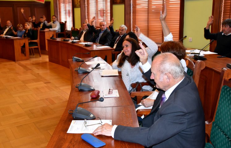 Dzierżoniowscy radni spotkali się 18 lipca na zwołanej na wniosek burmistrza sesji, by przyjąć Lokalny Program Rewitalizacji Gminy Miejskiej na lata 2015-2020 po korekcie założeń dokonanej przez ekspertów z Urzędu Marszałkowskiego