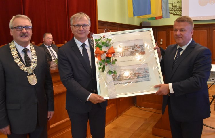 Podczas uroczystej części majowej sesji Medal za Zasługi dla Dzierżoniowa otrzymał burmistrz Kluczborka Jarosławowi Kielarowi, z którym nasze miasto współpracuje już od ponad dekady. 