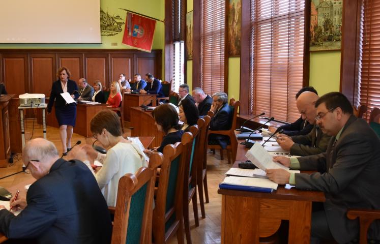 Potwierdzenie prawidłowego wykonania budżetu za miniony rok będzie jednym z ważniejszych momentów majowej sesji Rady Miejskiej Dzierżoniowa. Radni nadadzą także  nazwę do nowej drogi, prowadzącej do powstającego właśnie osiedla domków DTBS-u. Co jeszcze wydarzy się 28 maja?