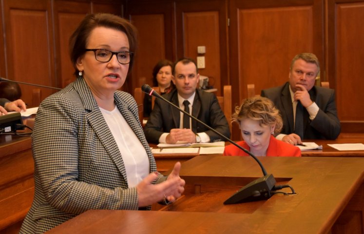 Zmiany w oświacie, planowane do wprowadzenia w 2017 roku zapowiadała Minister Edukacji Anna Zalewska podczas dzisiejszej sesji Rady Miejskiej Dzierżoniowa. Zobacz jakie decyzje podjęli nasi radni.