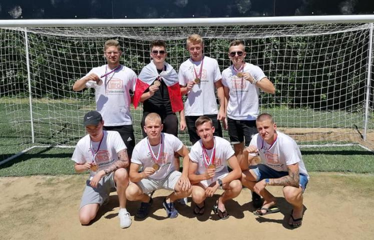 Obronili trzecie miejsce sprzed roku i przywieźli brązowy medal z II Nieoficjalnych Mistrzostw Europy w Shotbalu. Dzierżoniowscy młodzi piłkarze zmierzyli się w dniach 28-30 czerwca w czeskim Benesov z rywalami z różnych części Europy.