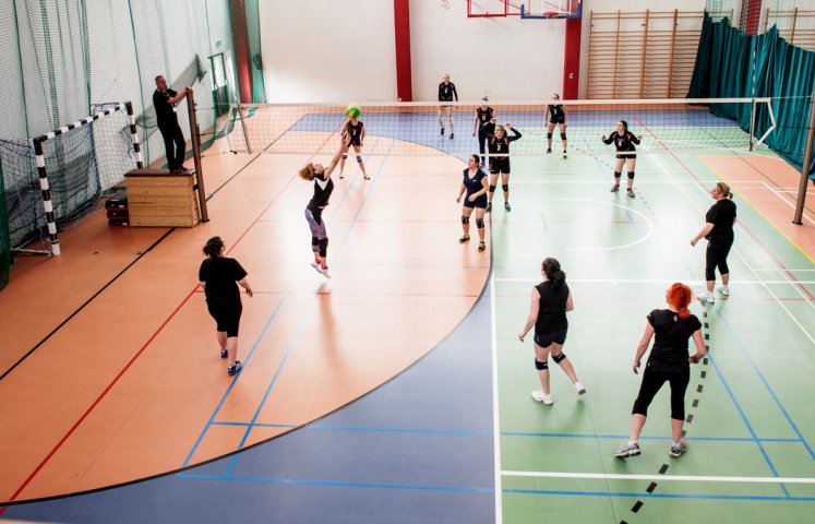Drużyna z I LO wygrała IX Turniej Piłki Siatkowej Kobiet o Puchar Starosty Dzierżoniowskiego, który odbył się 23 kwietnia na boiskach hali sportowej II Liceum Ogólnokształcącego w Dzierżoniowie. W zawodach uczestniczyło 7 zespołów, które po rozdzieleniu na dwie grupy rozegrały mecze między sobą.