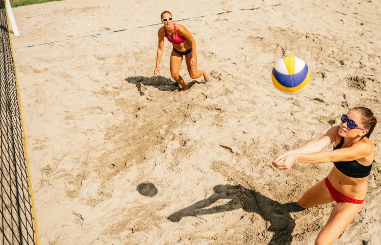 W okresie wakacyjnym po raz kolejny na basenie odkrytym na terenie Ośrodka Sportu i Rekreacji w Dzierżoniowie odbędzie się cykl turniejów Grand Prix w Siatkówce Plażowej.