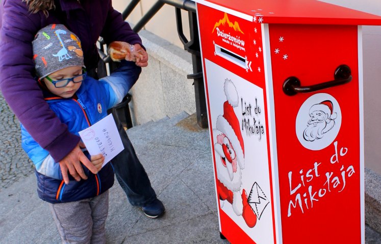 Przed wejściem do dzierżoniowskiego ratusza stanęła dziś specjalna czerwona skrzynka pocztowa, do której można wrzucać listy do Świętego Mikołaja. Do dyspozycji najmłodszych mieszkańców będzie do 23 grudnia.