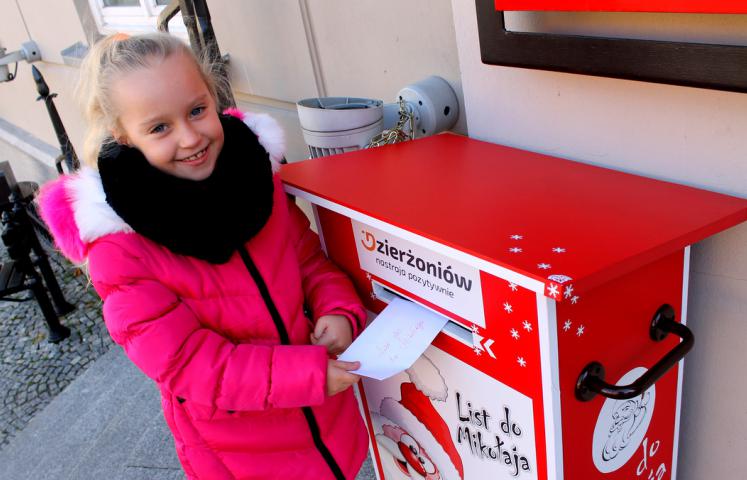 Czy Twoje dziecko napisało już list do Świętego Mikołaja? Teraz może go osobiście wrzucić do specjalnej czerwonej skrzynki pocztowej przed wejściem do dzierżoniowskiego ratusza, skąd trafi bezpośrednio na koło podbiegunowe. Korespondencję do Rovaniemi przyjmujemy od 15 listopada do 21 grudnia do godz. 12.00.