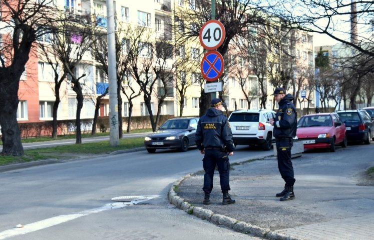 To najdroższe miejsce do parkowania w całym Dzierżoniowie. Zostawienie tu auta może kosztować nawet 500 zł. Z takimi mandatami muszą się liczyć osoby, które nie zwracając uwagi na przepisy parkują samochód na rogu skrzyżowania, powodując realne zagrożenie bezpieczeństwa.