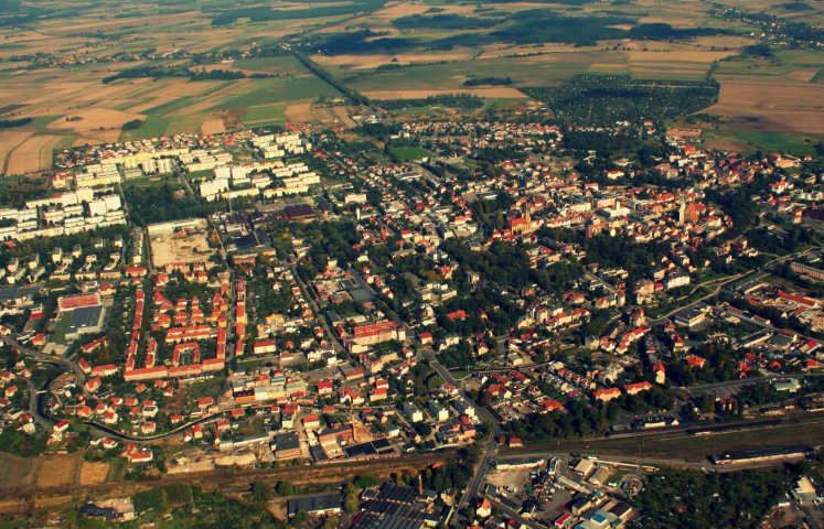 Na początek kilka faktów. Smog dotyczy nas wszystkich i to my go tworzymy. Jest poważnym zagrożeniem dla naszego zdrowia, można go jednak pokonać. By tak się stało konieczne jest spełnienie kilku kluczowych warunków. Zobacz co miasto i mieszkańcy Ziemi Dzierżoniowskiej mogą zrobić, by smog nie wracał do nas każdej zimy. 