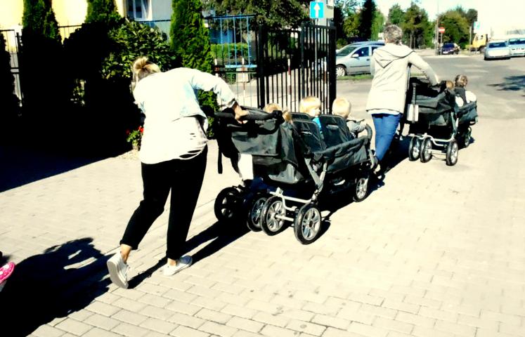 Sześcioosobowe  wózki dla najmłodszych dzieci ze w Żłobka Miejskiego Nr 1 w Dzierżoniowie udało się zakupić dzięki finansowemu wsparciu firmy Henkel. Teraz wychodzenie na spacery jest dużo prostsze.