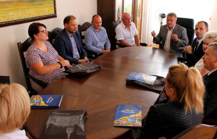 Wnioskodawcy zwycięskich projektów z Dzierżoniowskiego Budżetu Obywatelskiego gościli 12 lipca w dzierżoniowskim ratuszu