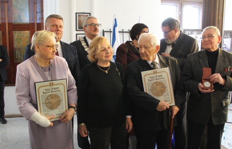 Trzem rodzinom z regionu dolnośląskiego nadano w dzierżoniowskiej Synagodze Rutika tytuł Sprawiedliwy Wśród Narodów Świata. Dyplomy honorowe oraz medale wręczyła Ambasador Izraela w Polsce Anna Azari. 