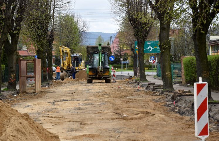 Część drzew stojących wzdłuż ul. Staszica będzie wycięta, zaraz po zakończeniu przebudowy drogi wykonane zostaną nowe nasadzenia. Chodzi o drzewa po prawej stronie jezdni (jadąc od Ronda Czeskiego). W tym miejscu przebiegać będą wszystkie sieci techniczne. 