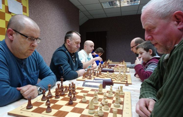 Po pierwszym kole szachowych pojedynków Sławomir Woszczyński (z lewej) miał na koncie 6 punktów i o pół punktu wyprzedzał w tabeli Mariusza Jandułę. W serii partii rewanżowych zwyciężył 5 razy i dzięki temu obronił zdobyty przed rokiem tytuł mistrza Powiatu Dzierżoniowskiego w Szachach. 
