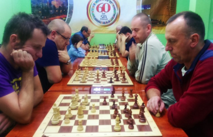 Mamy nowego mistrza! Tytuł najlepszego szachisty ziemi dzierżoniowskiej w roku 2017 wywalczył po bardzo emocjonującej końcówce turnieju Mariusz Janduła, który w trakcie XIV Mistrzostw przegrał tylko jedną z 11 partii.