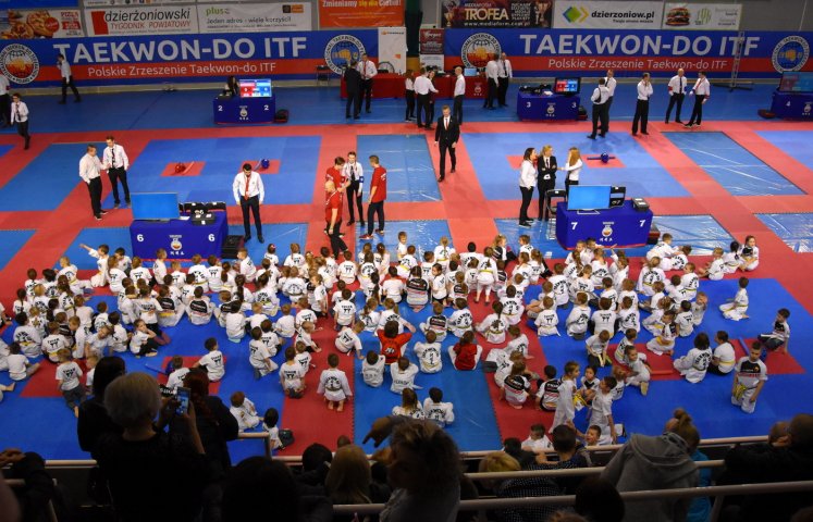   Zawodników taekwondo z całej Polski gościł w ten weekend Dzierżoniów. W sobotę w hali ośrodka sportu odbył się ogólnopolski turniej POLISH OPEN CUP. Niedziela należała do najmłodszych pasjonatów tej dyscypliny. 