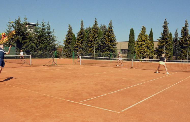 Ośrodek sportu i z Dzierżoniowskie Towarzystwo Tenisa Ziemnego zapraszają w ten weekend na Turniej Tenisa Ziemnego Mikstów.