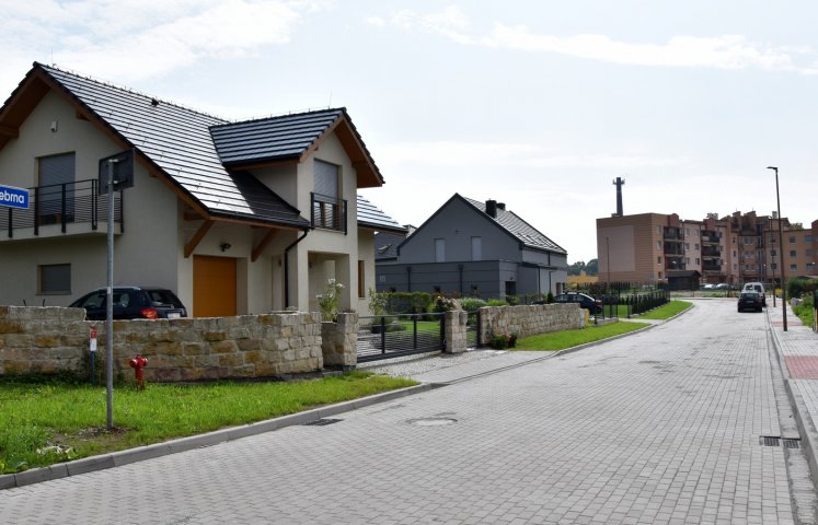 Zakończyła się budowa ul. Srebrnej w Dzierżoniowie. Droga umożliwia dojazd do domów jednorodzinnych, znajdujących się pomiędzy ul. Akacjową, a os. Tęczowym.