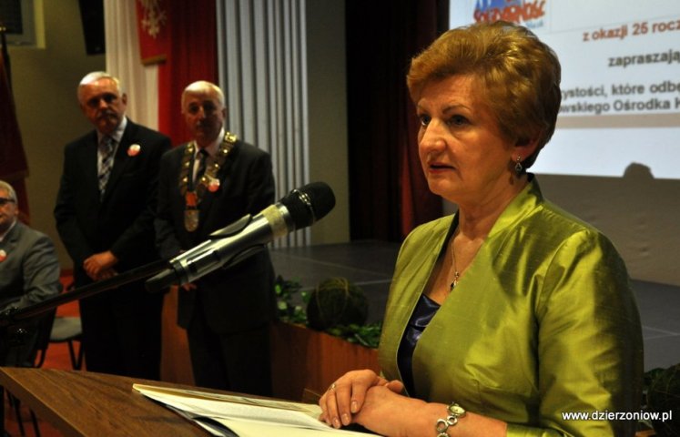 Dzierżoniów: Wanda Ostrowska odbiera Medal za Załugi Dla Miasta Dzierżoniowa